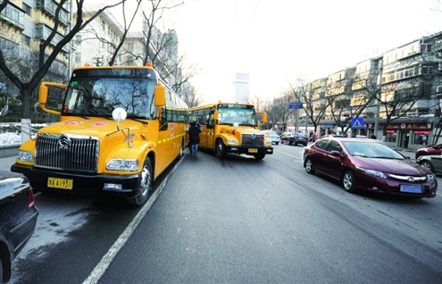 校車行駛時(shí)，不少私家車并未及時(shí)為校車讓路記者劉暢攝