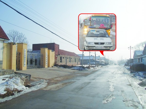 大圖：招遠(yuǎn)齊山鎮(zhèn)十字道完全小學(xué)門外的水泥路只有4米寬。小圖：警車占道，后面的校車無法繼續(xù)行駛(圖片來自論壇)。