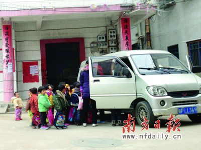 超載校車背后的現實困境 