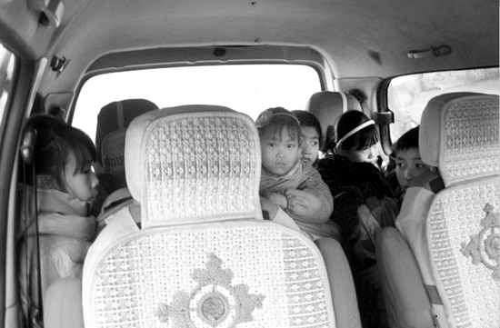 瘋狂校車(chē)核載7人卻塞22名幼兒 司機(jī)被罰2000元