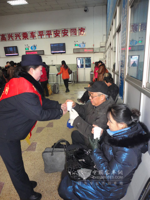 乘務(wù)員為旅客免費送開水