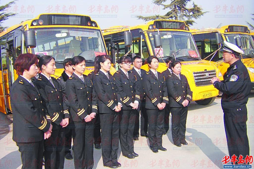 民警對溫馨校車司乘人員進行安全教育。