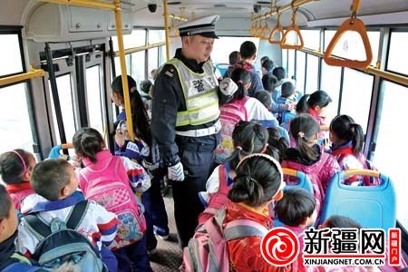 本報(bào)訊（記者丁璐）3月21日9時(shí)許，水區(qū)交警大隊(duì)南湖中隊(duì)交警張雁在新興街與新民西街交會(huì)處，攔截了一輛小型公交車。上車檢查時(shí)發(fā)現(xiàn)，車上坐了40名小學(xué)生。