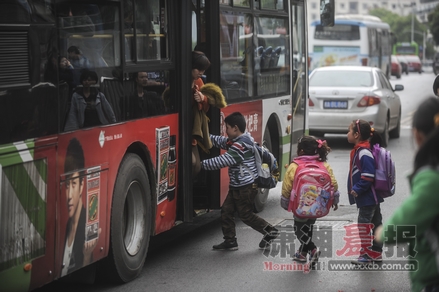 “寧鄉(xiāng)模式”校車運(yùn)營兩年：家長嫌貴