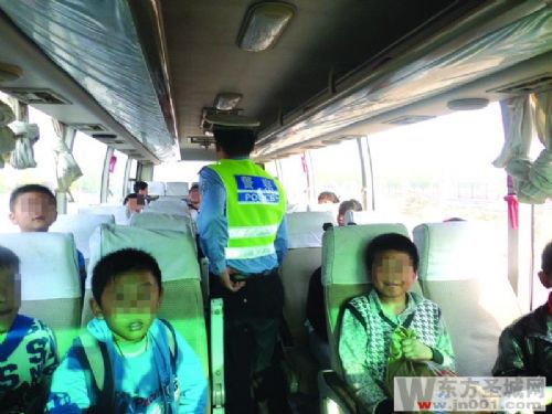微山查處6輛黑校車 一司機(jī)竟謊稱都是親戚的孩子 