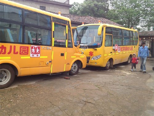 校車?yán)锩娴腉PS、攝像頭、倒車?yán)走_，幼兒專用椅等校車基本配置都全部到位。