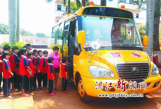 智能校車開進(jìn)徐聞民辦小學(xué)