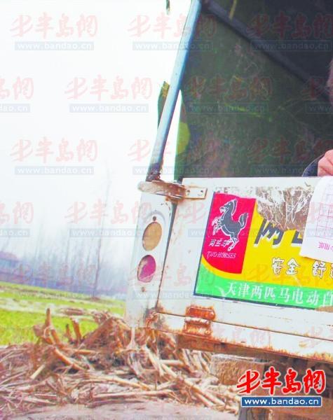 2011年底一名孩子在三輪車上趕作業。一年半過去了，這樣的場景仍隨處可見。