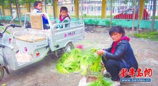 2011年底一名孩子在三輪車上趕作業。一年半過去了，這樣的場景仍隨處可見。