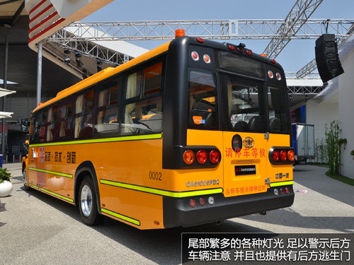 校車也分高低配 中國一汽解放校車實拍