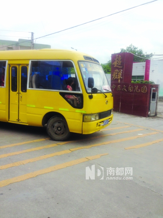 <p>這輛遭家長舉報(bào)的中巴，無規(guī)范校車標(biāo)識。南都記者黃超攝<br /></p>