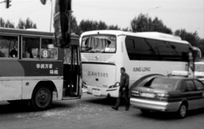 沈陽(yáng)：“校車”撞大客 5名小學(xué)生受傷