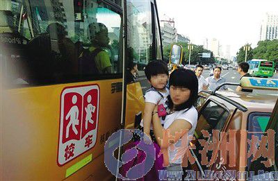 株洲：校車(chē)與的士相撞 所幸無(wú)人受傷