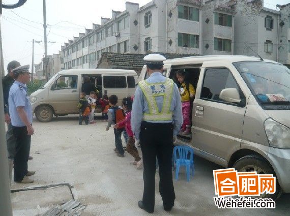 合肥網第e時間：小面包車里塞了17個孩子 “黑校車”超員100%