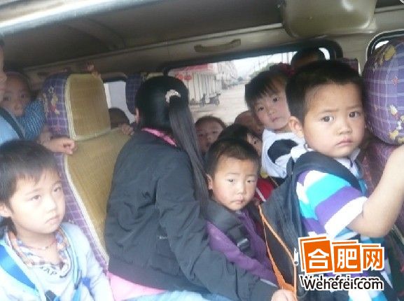 合肥網第e時間：小面包車里塞了17個孩子 “黑校車”超員100%
