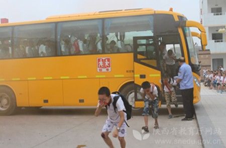 陜西閻良區校車安全應急疏散演練 提高師生安全意識