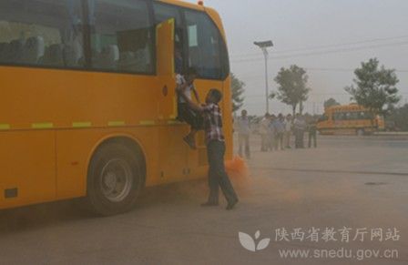 陜西閻良區校車安全應急疏散演練 提高師生安全意識