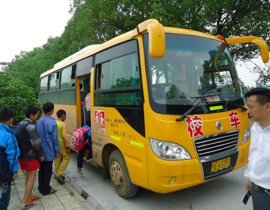湖北當陽市半月鎮(zhèn)代表、委員跟車體驗校車