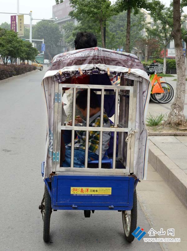 特別的“籠子校車”