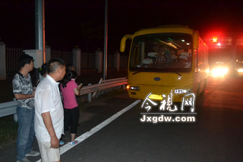 江西九江市:修水英才中學校車超員組織學生出游被查處