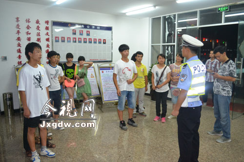 江西九江市:修水英才中學校車超員組織學生出游被查處