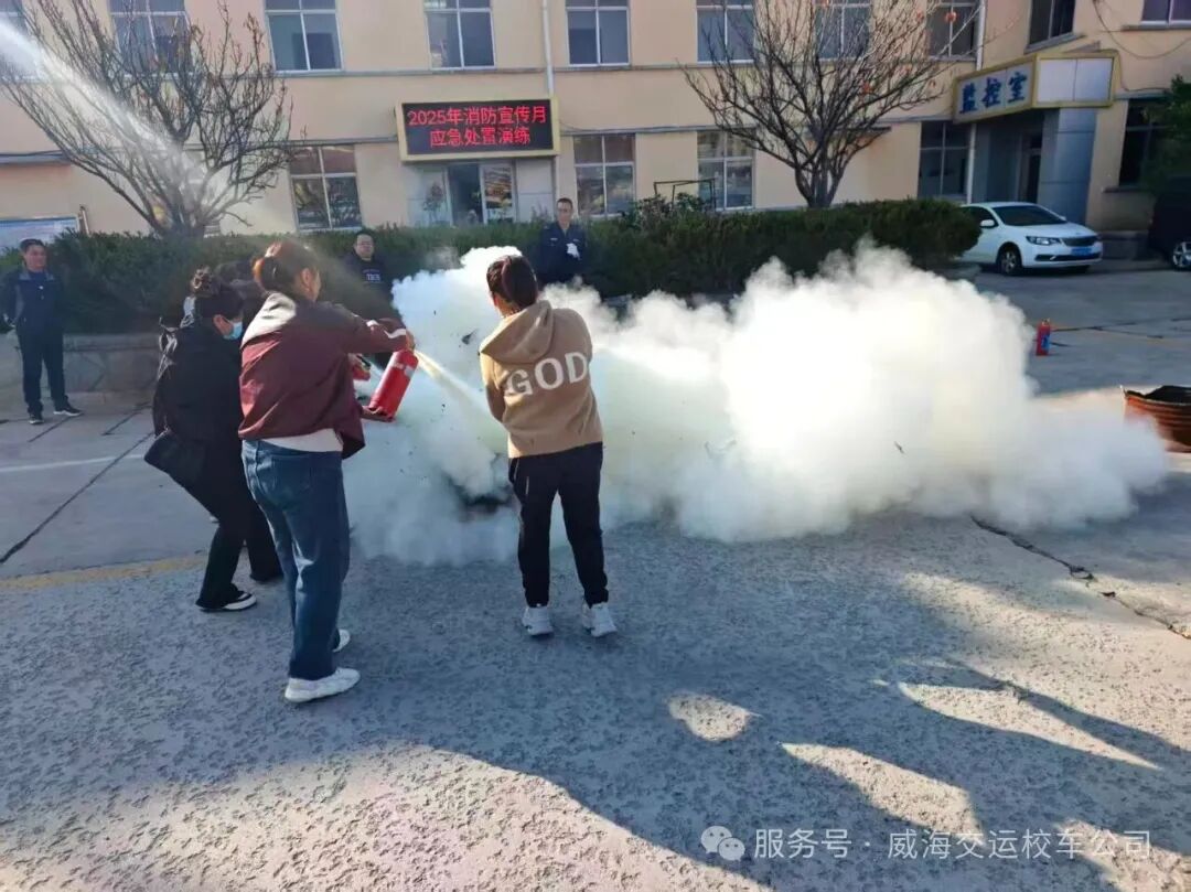 威海交運校車開展消防綜合實戰(zhàn)演練,真正把消防安全知識落實到實處 威海交運校車開展消防綜合實戰(zhàn)演練,真正把消防安全知識落實到實處