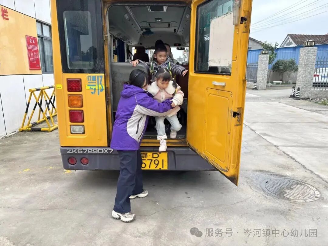 【安全防護】校車安全“大練兵”,守護幼兒平安行——岑河鎮中心幼兒園校車安全演練 【安全防護】校車安全“大練兵”,守護幼兒平安行——岑河鎮中心幼兒園校車安全演練