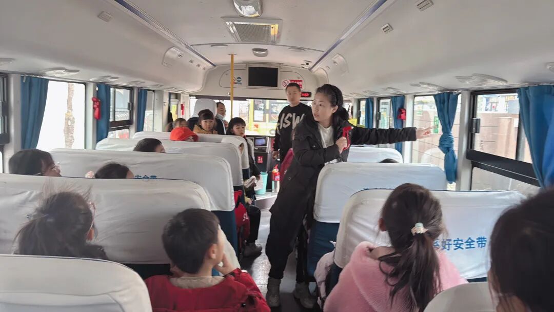 【南京一校長(zhǎng)白島第二小學(xué)】以演筑防 護(hù)航成長(zhǎng)——校車安全應(yīng)急演練 圖片