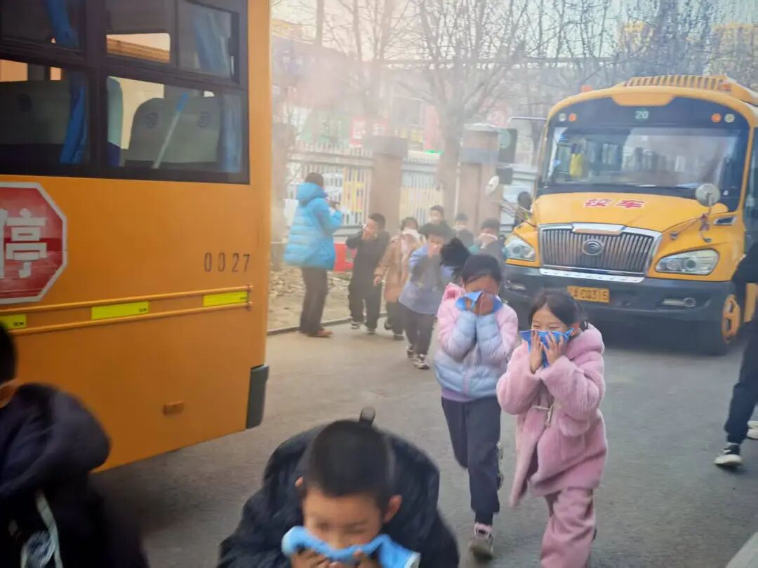 【南京一校長(zhǎng)白島第二小學(xué)】以演筑防 護(hù)航成長(zhǎng)——校車安全應(yīng)急演練 圖片