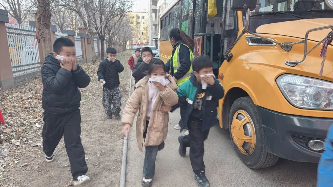 【南京一校長(zhǎng)白島第二小學(xué)】以演筑防 護(hù)航成長(zhǎng)——校車安全應(yīng)急演練 圖片