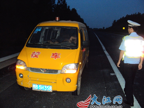 因駕駛疲勞 贛州一校車司機高速路停車睡覺