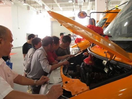來自基層學校的校車司機現場對新校車進行檢測。