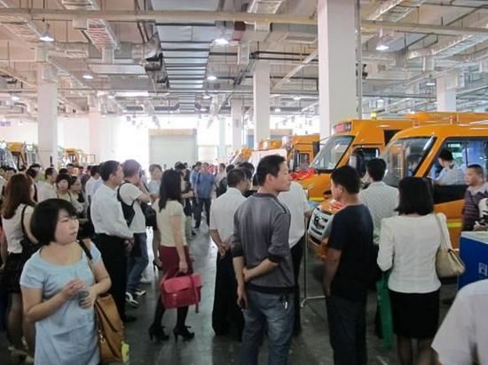 外觀大氣新穎、性能優越的新校車成為本屆展會的“寵兒”，展區前人氣爆棚。