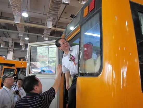 葛建中副廳長在展區現場體驗感受新校車的性能與舒適度。