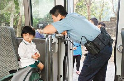 被困校巴2歲女學童獲警員給予糖果。來源：香港《文匯報》