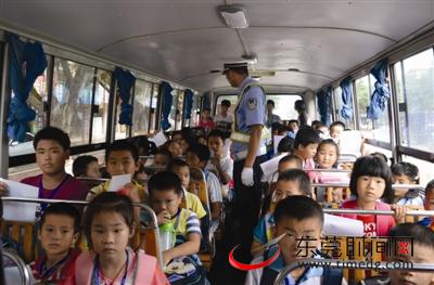 9月初，全市中小學開學，謝崗交警檢查校車安全 東莞時報資料圖 記者 王歡 攝