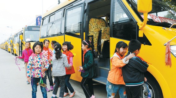 能夠乘坐舒適的校車上學，高店鄉中心小學的孩子們很是開心。
