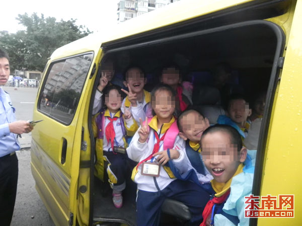 福州：核載9人滿載16名小學生 “山寨校車”駕駛員被罰款扣分