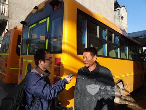 歐陽禾香和記者交流校車運(yùn)營經(jīng)驗