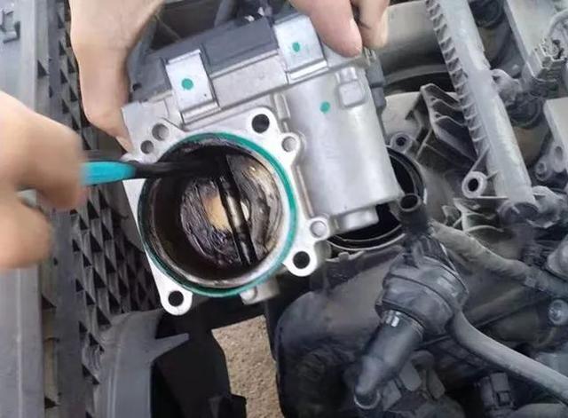 校車發動機節氣門的保養方法，你能自己清洗嗎？