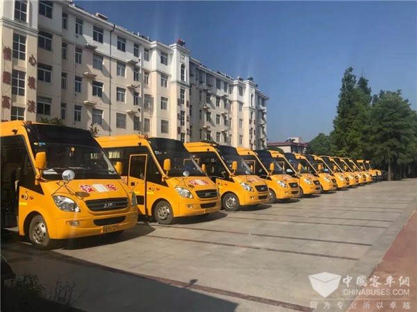 情系留守兒童，“百城千?！卑矂P校車公益行為愛再出發