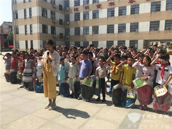 情系留守兒童，“百城千?！卑矂P校車公益行為愛再出發