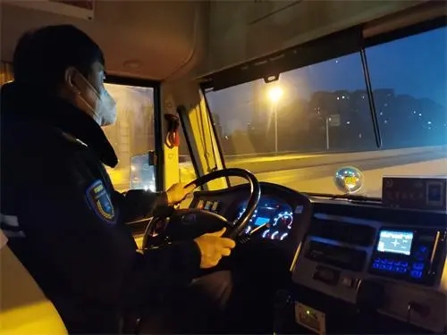 青島溫馨校車寒冬守護(hù)學(xué)子上學(xué)路