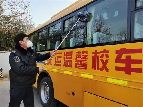 青島溫馨校車寒冬守護(hù)學(xué)子上學(xué)路