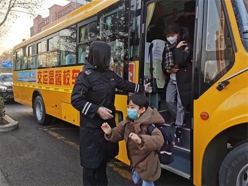 青島溫馨校車寒冬守護(hù)學(xué)子上學(xué)路