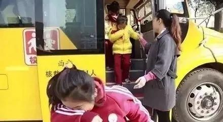 關(guān)注校車安全，關(guān)愛學(xué)生成長
