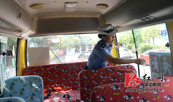 (8月13日，長沙珠江花城小區(qū)，交警正在對該小區(qū)內一家幼兒園校車進行安全檢查。圖/滾動新聞記者 陳勇)