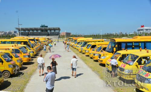 湘潭建立健全完善學(xué)生接送車輛檔案 110輛校車統(tǒng)一著裝