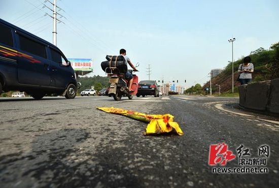 地上殘留著校車玻璃碎片，有塊塑料布上寫著“請停車等候”的字。圖/滾動新聞記者