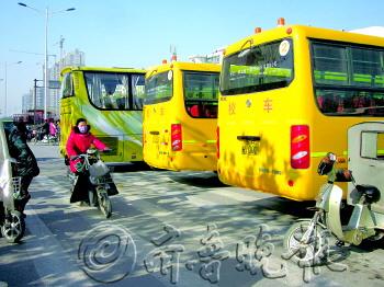 停放在人行道上的校車。　本報記者　趙念東　攝